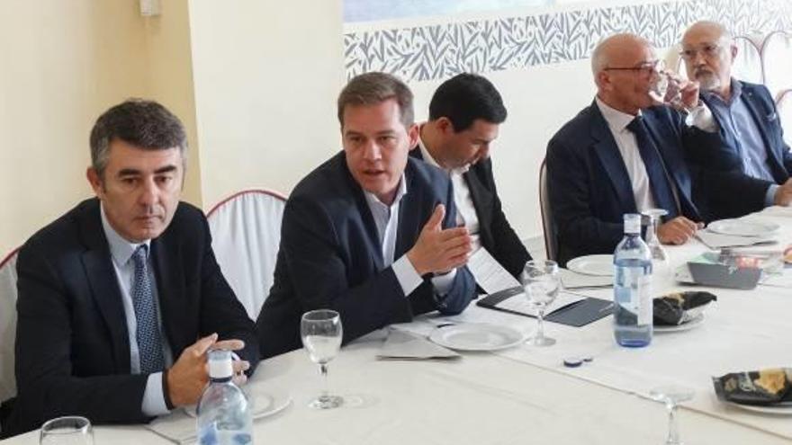El alcalde, Roger Cerdà, con representantes de Adeit y empresarios.