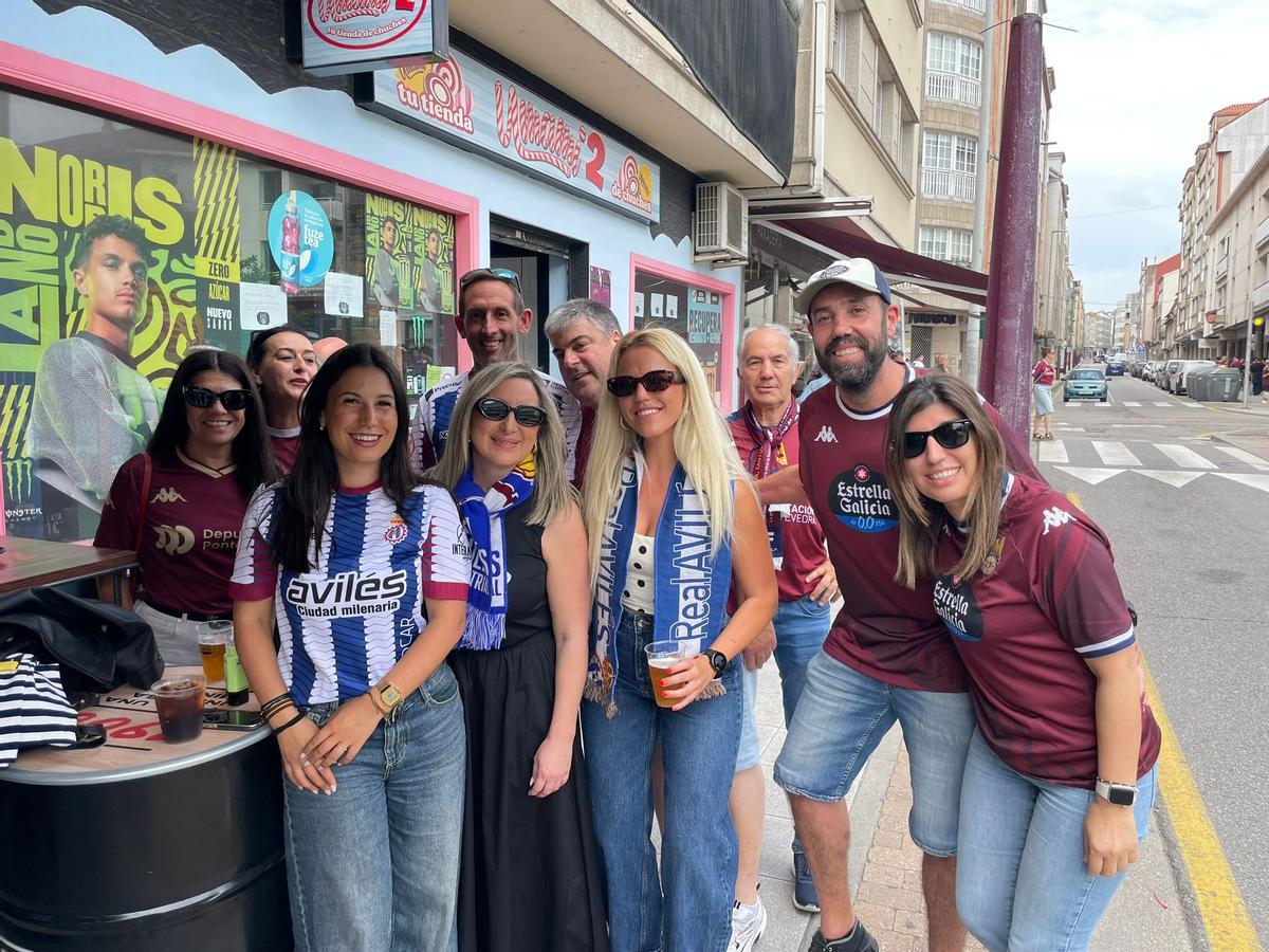 GALERÍA: La afición del Avilés empieza a conquistar Pasarón con fe en la salvación blanquiazul