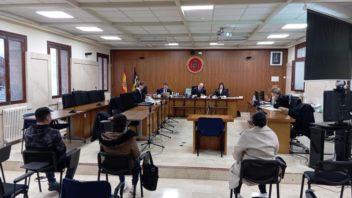Los otros tres acusados, durante el juicio