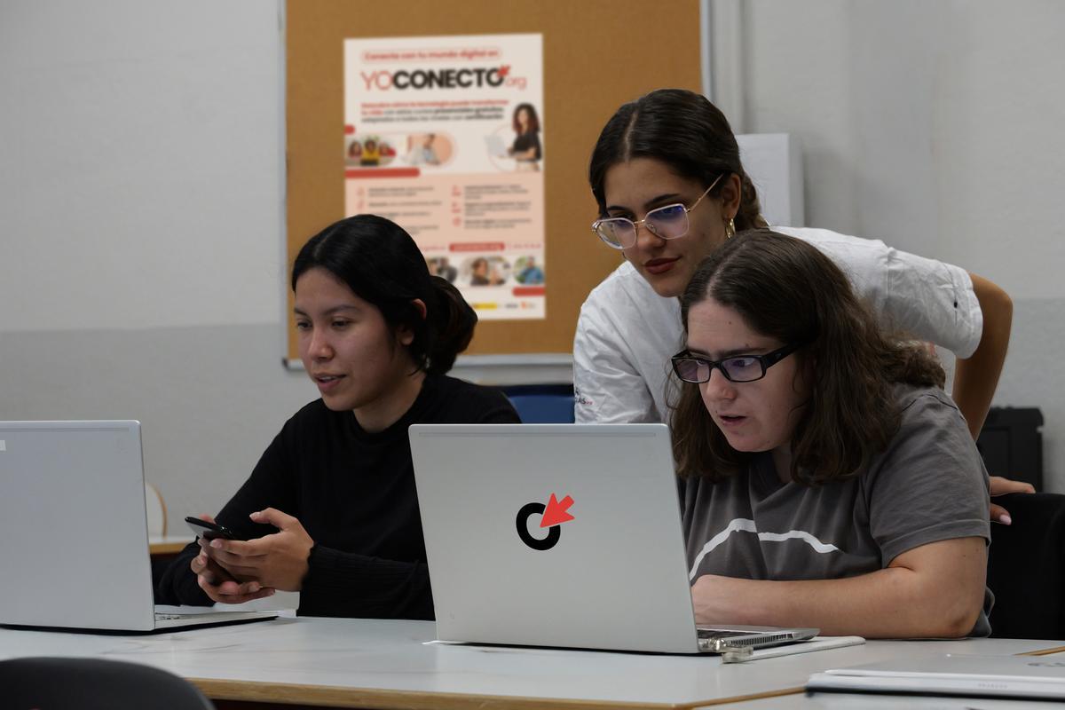 El programa de cursos presenciales y gratuitos de Fundación Cibervoluntarios.