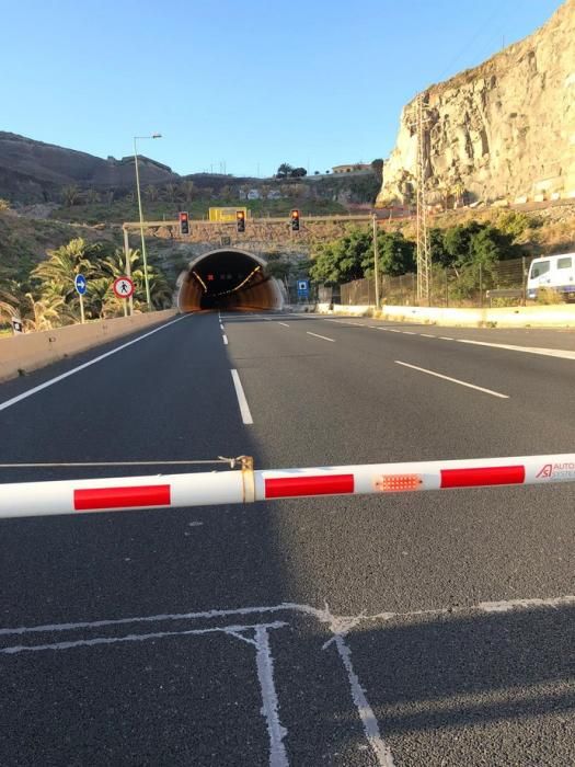 El vuelco de un camión en la GC-1 provoca el caos circulatorio en Gran Canaria