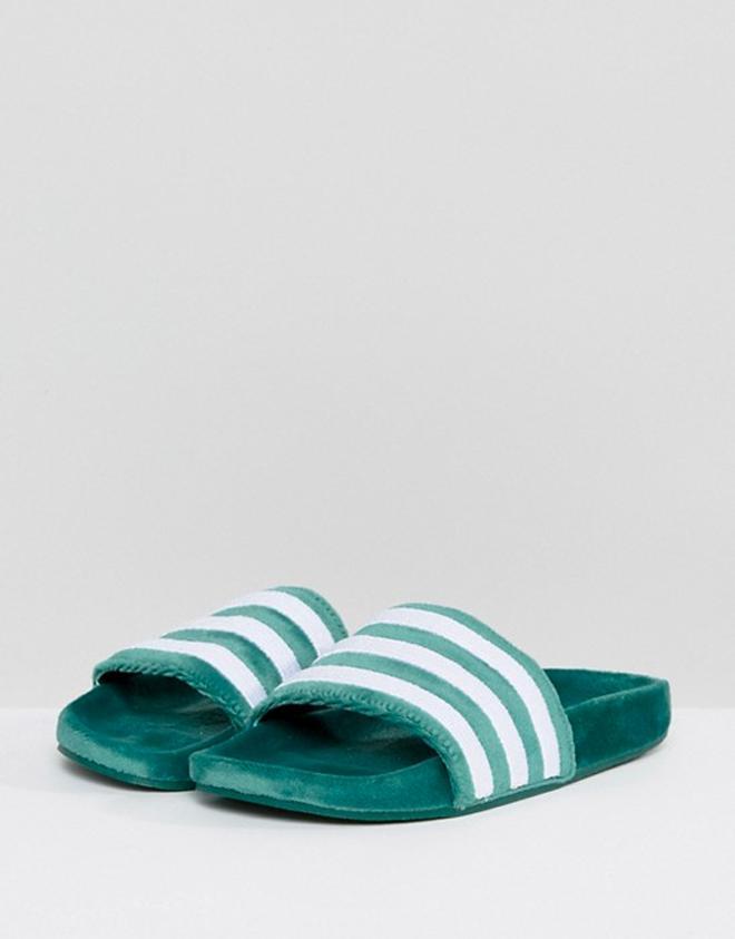 Chanclas piscineras Adidas Adilette de terciopelo verde botella