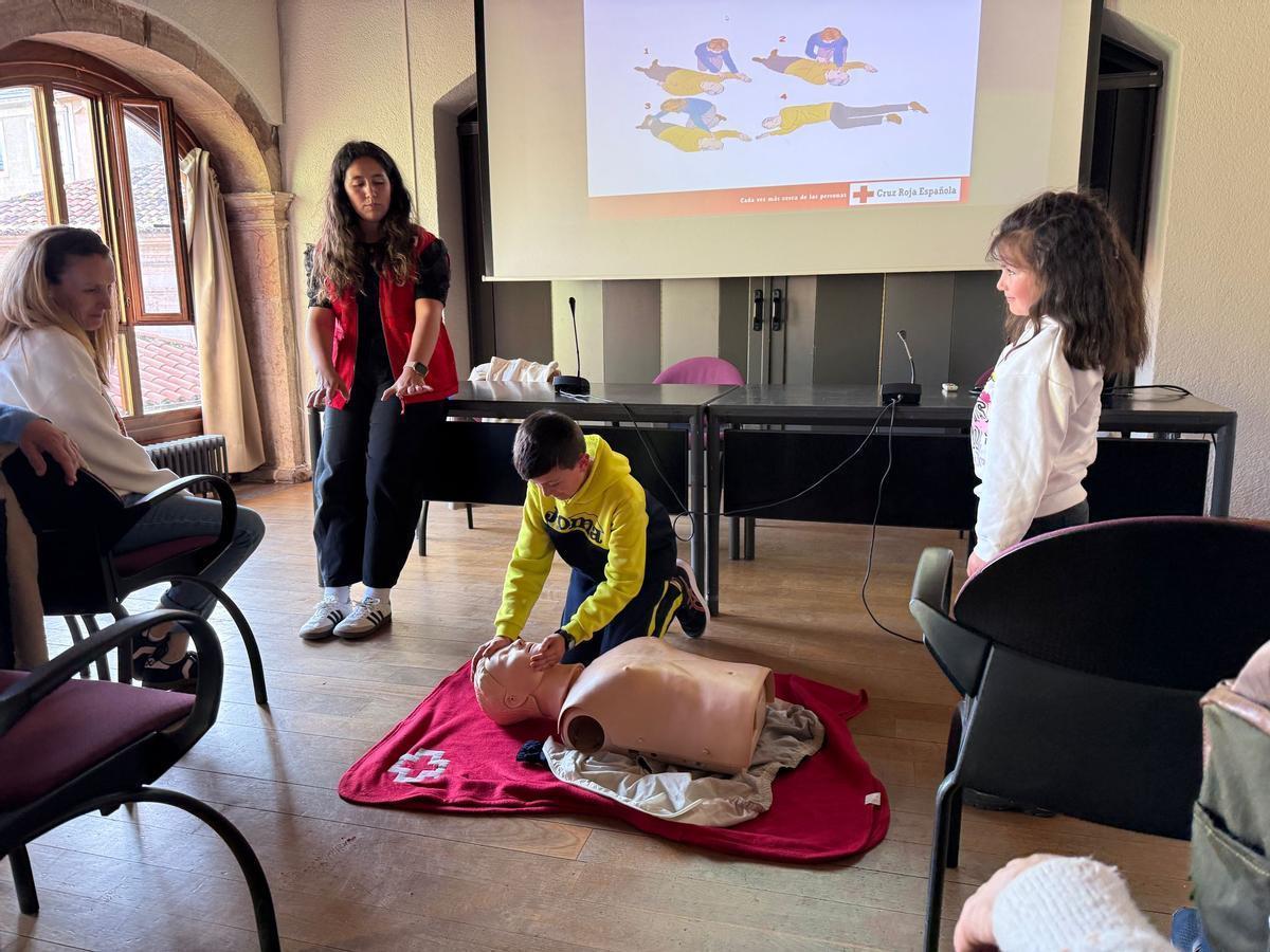 Una actividad sobre primeros auxilios de Cruz Roja Grado.