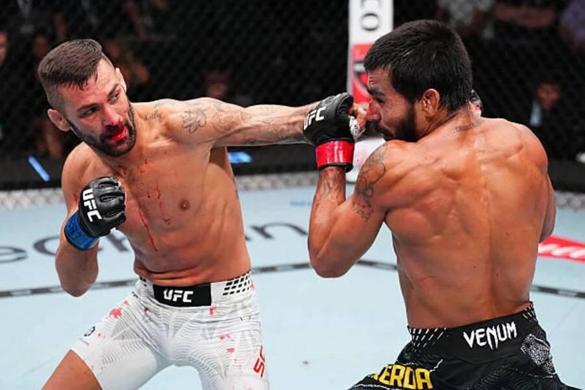 Hecher Sosa conecta un golpe al rostro de Luan Lacerda en la pelea de anoche en Las Vegas.