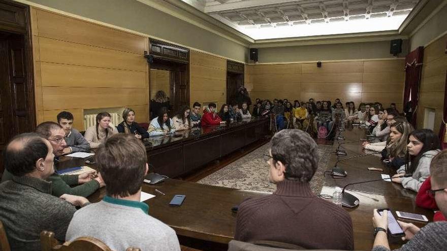 Asistentes al acto celebrado ayer en el Ayuntamiento de Langreo.