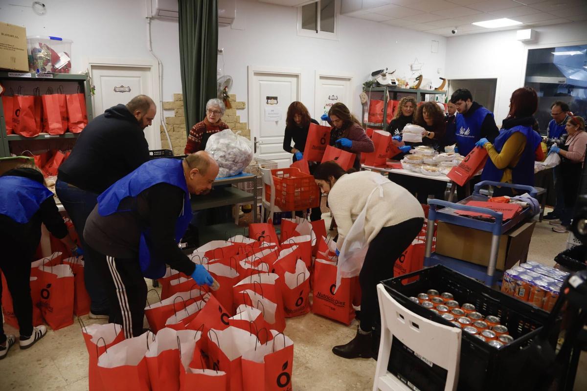 Los Ángeles de la Noche reparten 400 menús esta Navidad en Málaga Los Ángeles de la Noche reparten 400 menús esta Navidad en Málaga