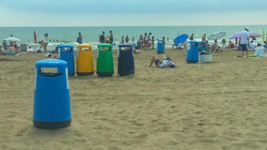 El ayuntamiento aumenta un 25% el número de papeleras en las playas