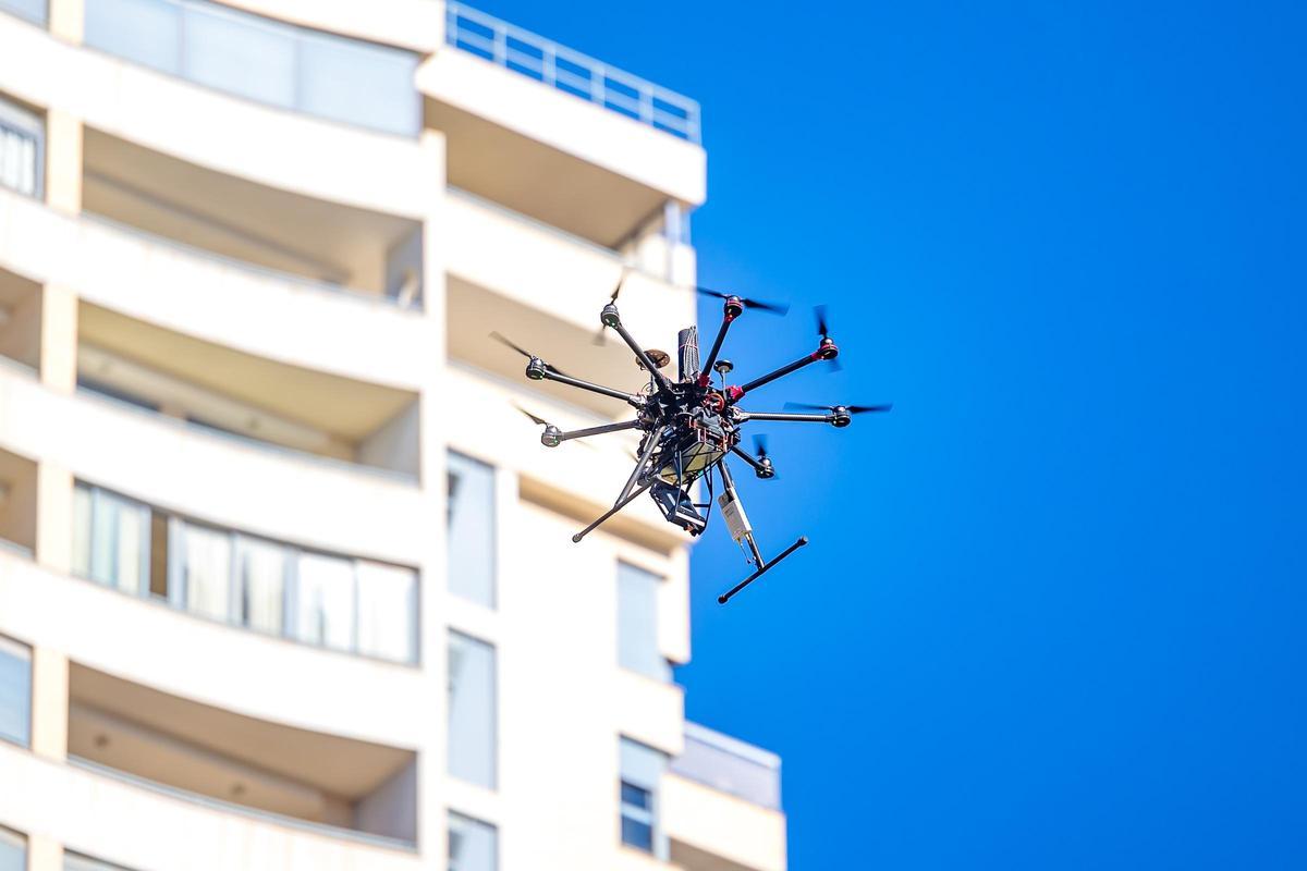 Un dron entre edificios, este martes, en Benidorm.