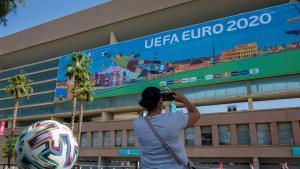 Imagen tomada ayer en La Cartuja, dónde España contará con el apoyo de 16.000 espectadores mañana ante Suecia. SEVILLA, 12/06/2021,- Una aficionada hace una foto con su móvil del estadio de La Cartuja de Sevilla. El España-Suecia, con el que la selección que entrena Luis Enrique inicia la Eurocopa el próximo lunes, será el tercero con aficionados en el estadio sevillano desde que en marzo del pasado año se dictaron normas sanitarias por la covid-19 y solo puntualmente se autorizó la presencia de espectadores en los recintos deportivos. EFE/Julio Muñoz
