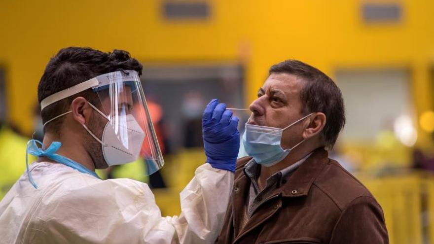 Un sanitario recoge una muestra de coronavirus a un paciente.
