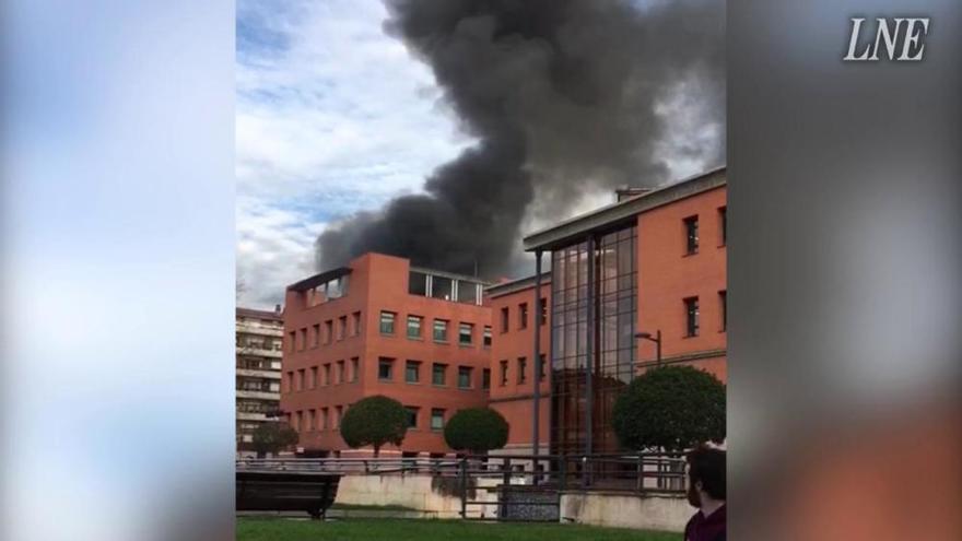 Incendio en Oviedo: columna de humo desde el Milán