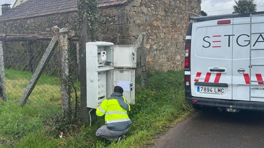Un operario revisa un cuadro eléctrico en el rural de A Estrada.