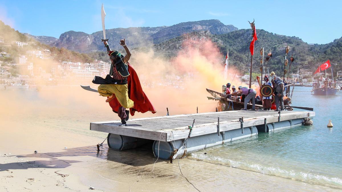 Imagen de un pasado desembarco moro en el Port de Sóller.