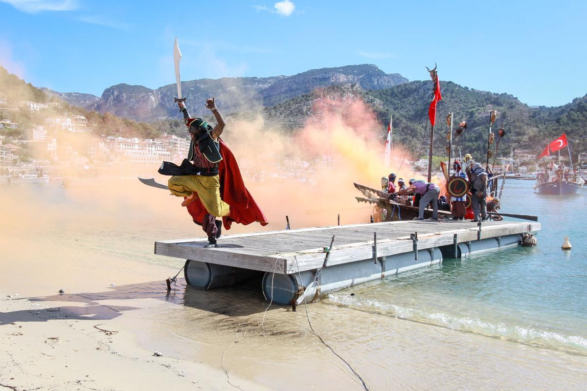 Imagen de un pasado desembarco moro en el Port de Sóller.