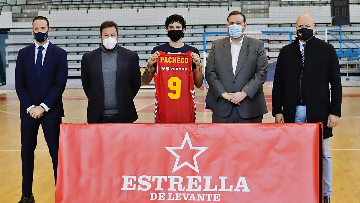 Momento de la presentación ayer de Pacheco junto al patrocinador Estrella de Levante.  | JUAN CARLOS CAVAL