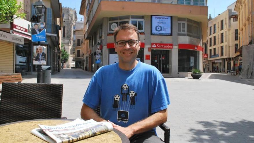 Oliver, satisfecho, ayer a mediodía en la plaça de sa Bassa de Manacor.