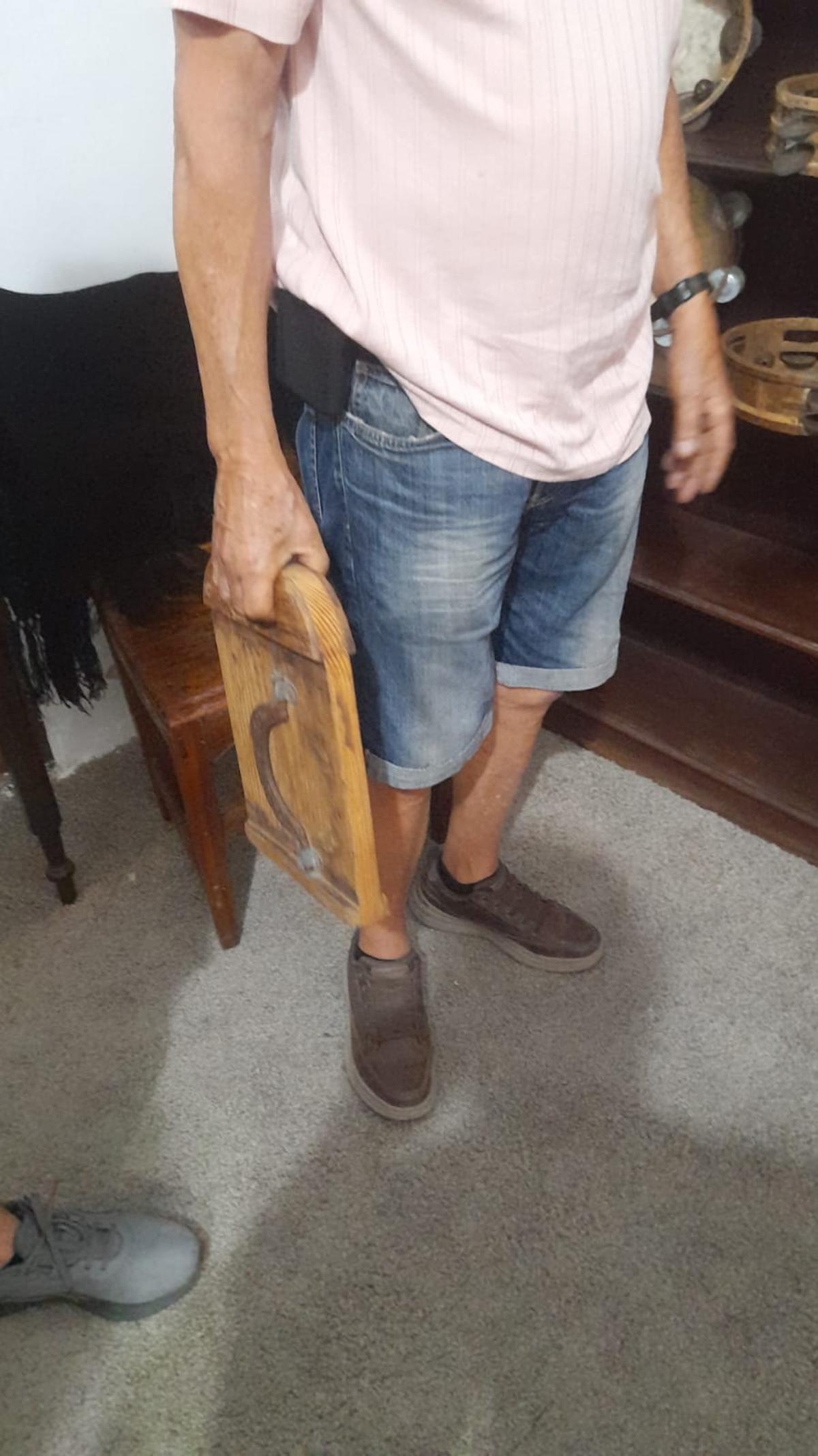 El exmaestro con la matraca en la mano.