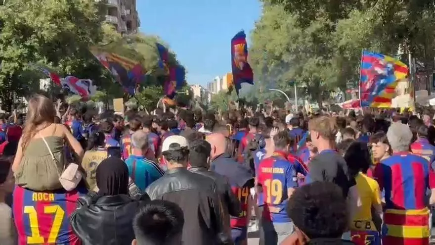 ¡El ambiente previo alrededor del Camp Nou a pocas horas del Clásico!