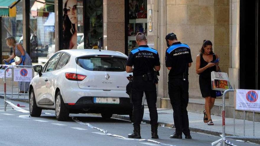 Dos auxiliares de Policía Local multando en Vilagarcía el pasado verano. // Iñaki Abella