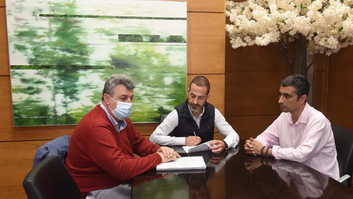 Ángel García, en el centro, flanqueado por Vidal Gago y Javier Rodríguez, ayer, durante la presentación del proyecto