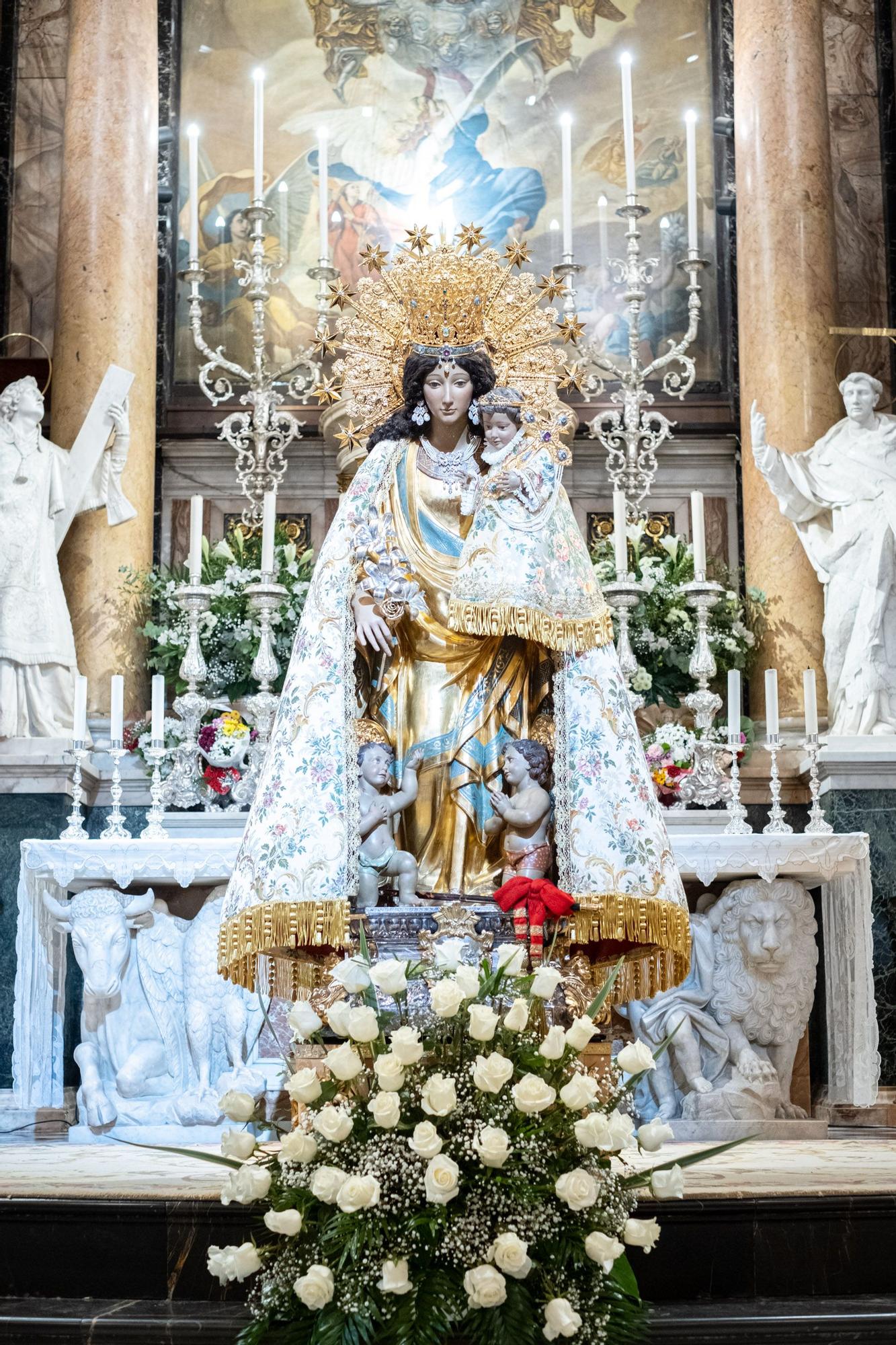 Colas desde primera hora en el Besamanos a la Virgen