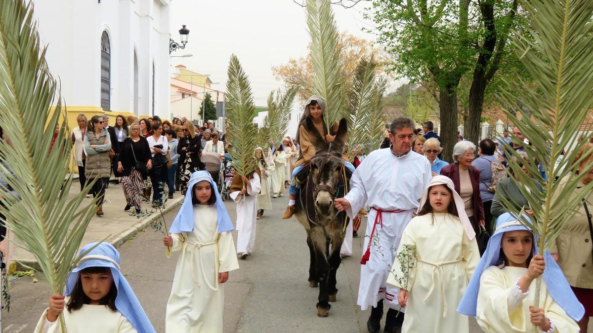 Niñas y niños ataviados de hebreos acompañaron a Jesús montado en un burro por las calles de Monesterio
