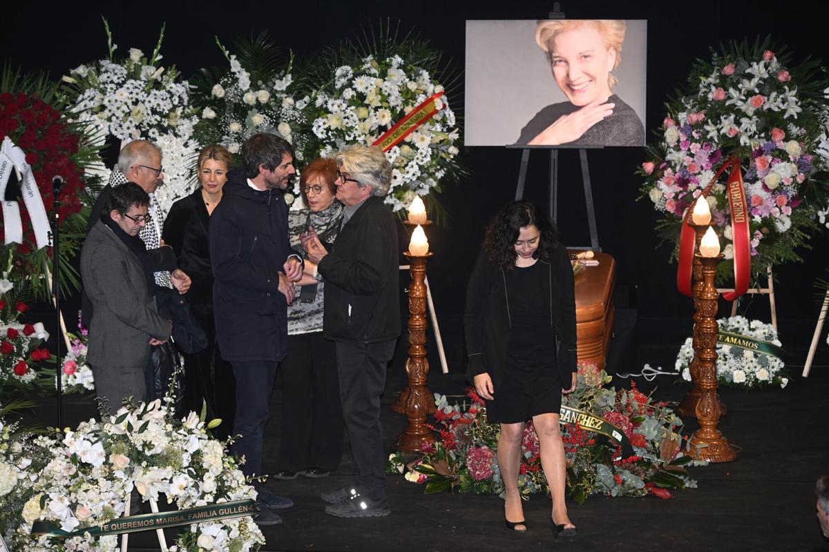 Yolanda Díaz y Ernest Urtasun acompañan a Chema Prado y María Isasi en la capilla ardiente de Marisa Paredes.