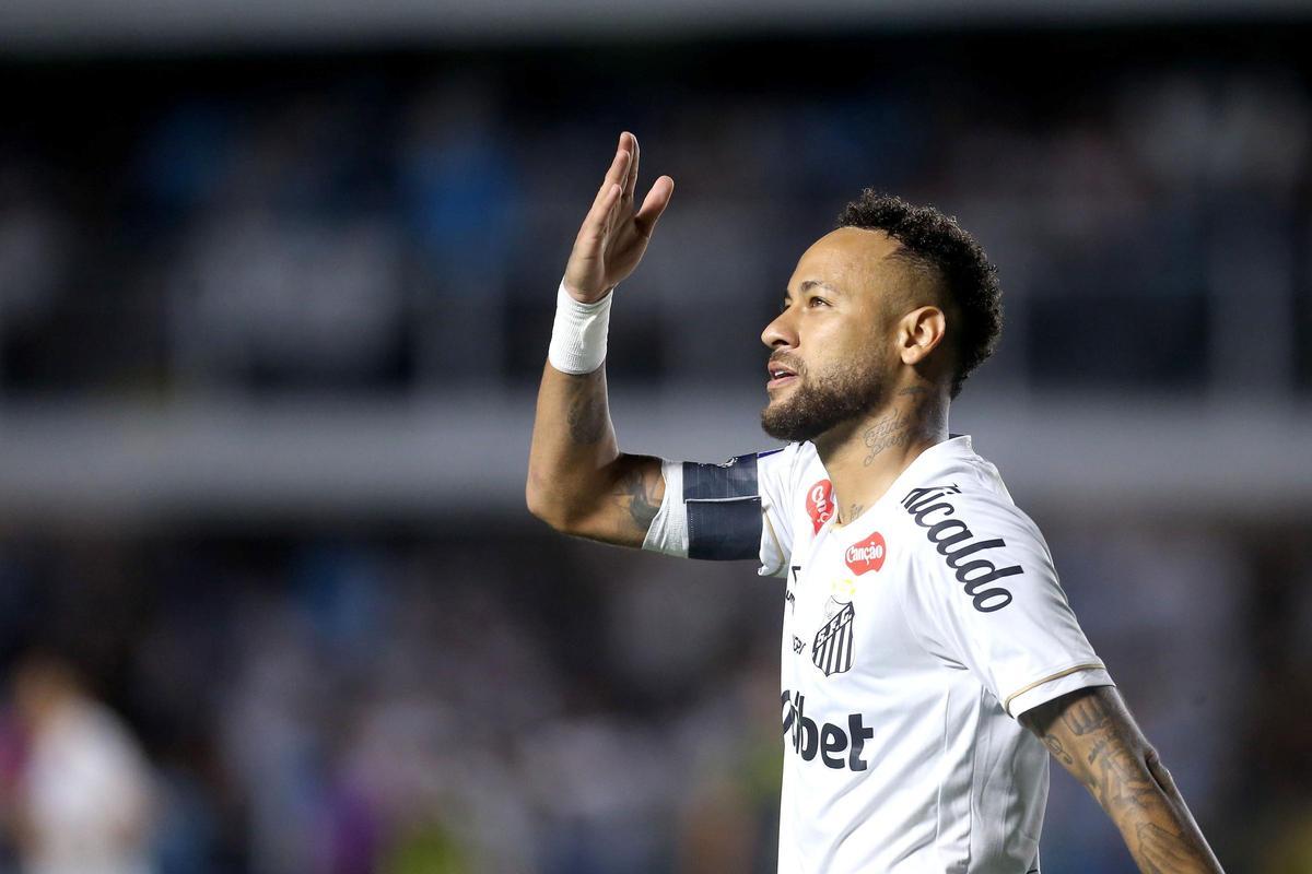 Neymar promet "continuar treballant per a millorar" després d'encarar-se amb un seguidor del Santos