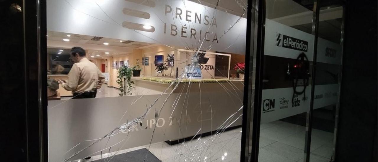 Los violentos atacan la sede de El Periódico de Catalunya en Barcelona