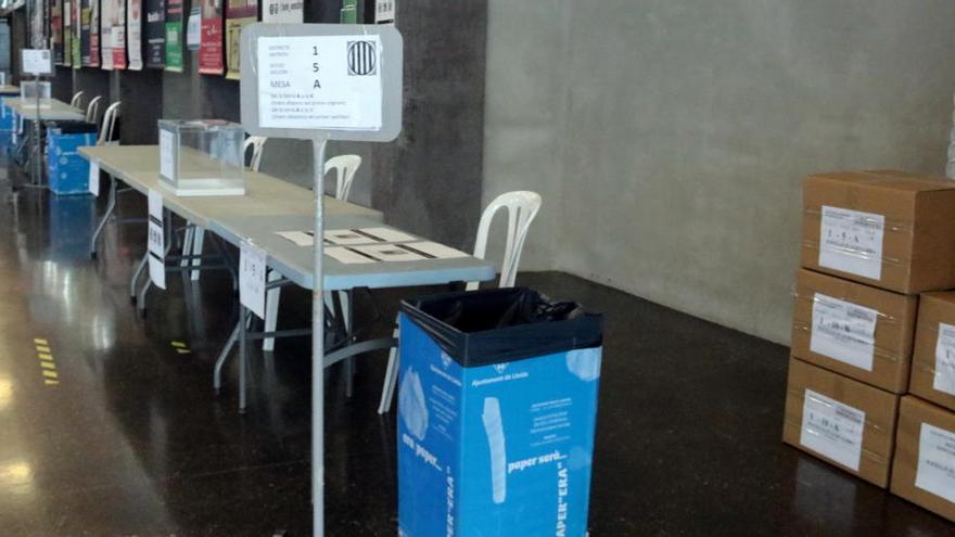 Caixes amb material i equips de protecció al costat d&#039;una de les meses electorals del pavelló Juanjo Garra de Lleida, el 12 de febrer del 2021