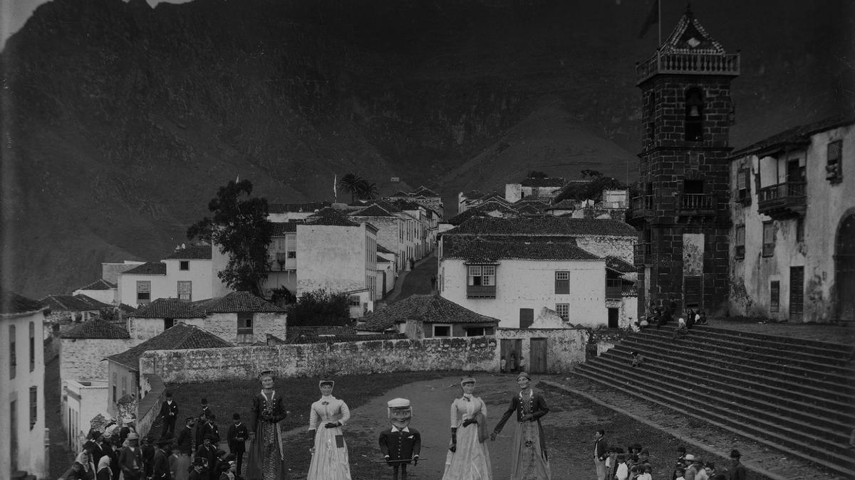 De autoría desconocida, imagen de gigantes en la plaza de Santo Domingo, en Santa Cruz de La Palma, en el año 1890.
