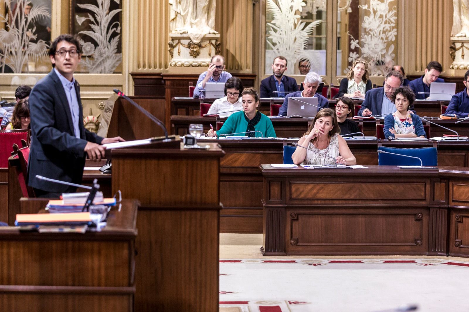 Debate de la Ley Turística en el Parlament