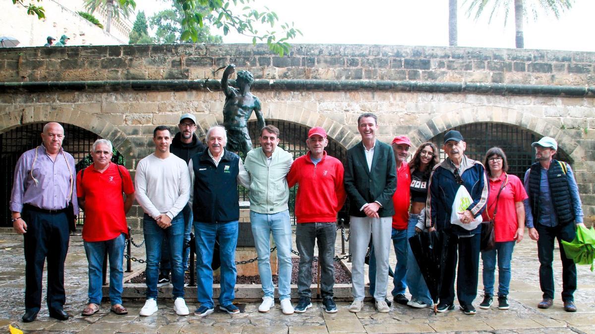 El Projecte Rodes se presentó en s’Hort del Rey, junto a la figura del foner esculpida por el felanitxer Jaume Mir