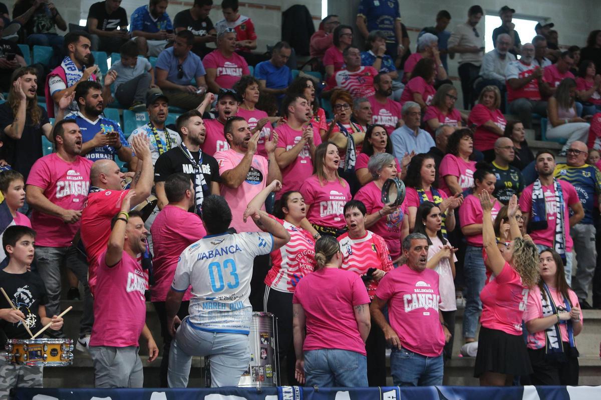 La marea azul de O Gatañal se convirtió por un día en la marea rosa para visibilizar la lucha contra el cáncer de mama.