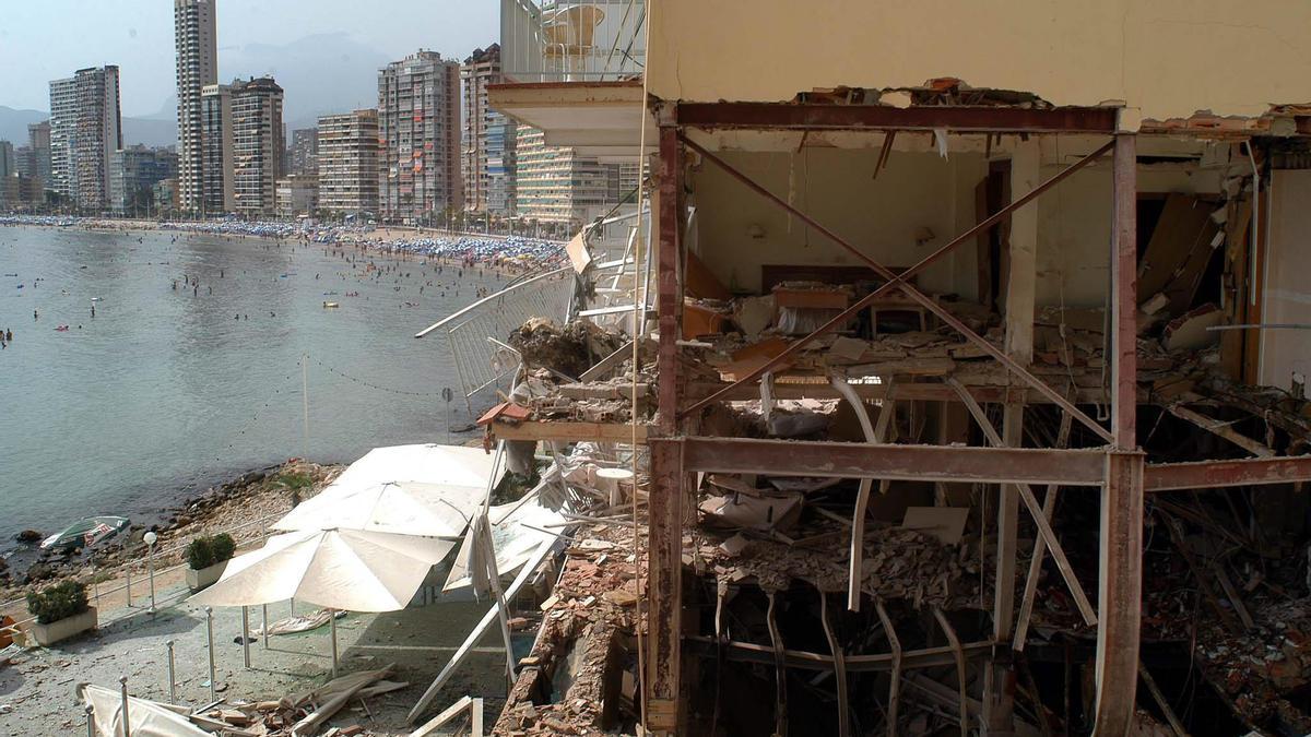 Vista lateral del hotel Nadal de Benidorm, donde ETA hizo explotar una bomba en julio de 2003, con la playa de Levante al fondo.