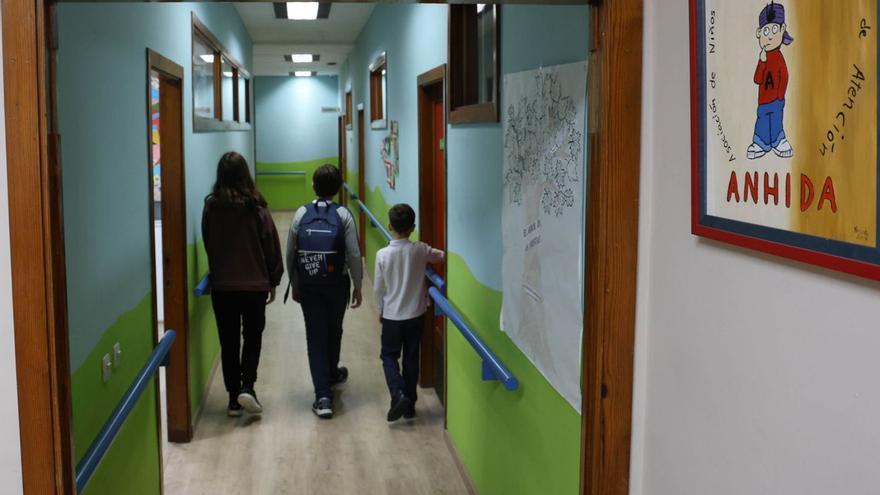 Tres niños con TDAH, en las instalaciones de ANHIDA Vigo. / ALBA VILLAR