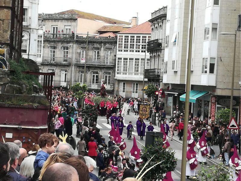 "La Borriquita" congrega a niños, abuelos y padres en Vigo. // R. Grobas | E. Villanueva