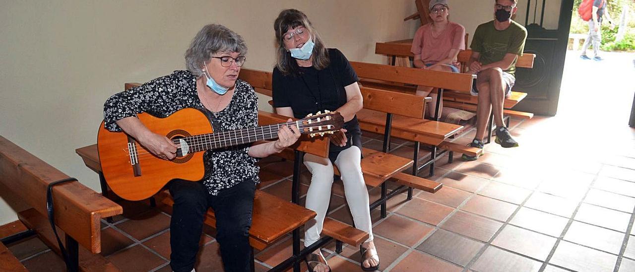 La música sonó ayer en el interior de la capilla de San Pedro, en Tremoedo.