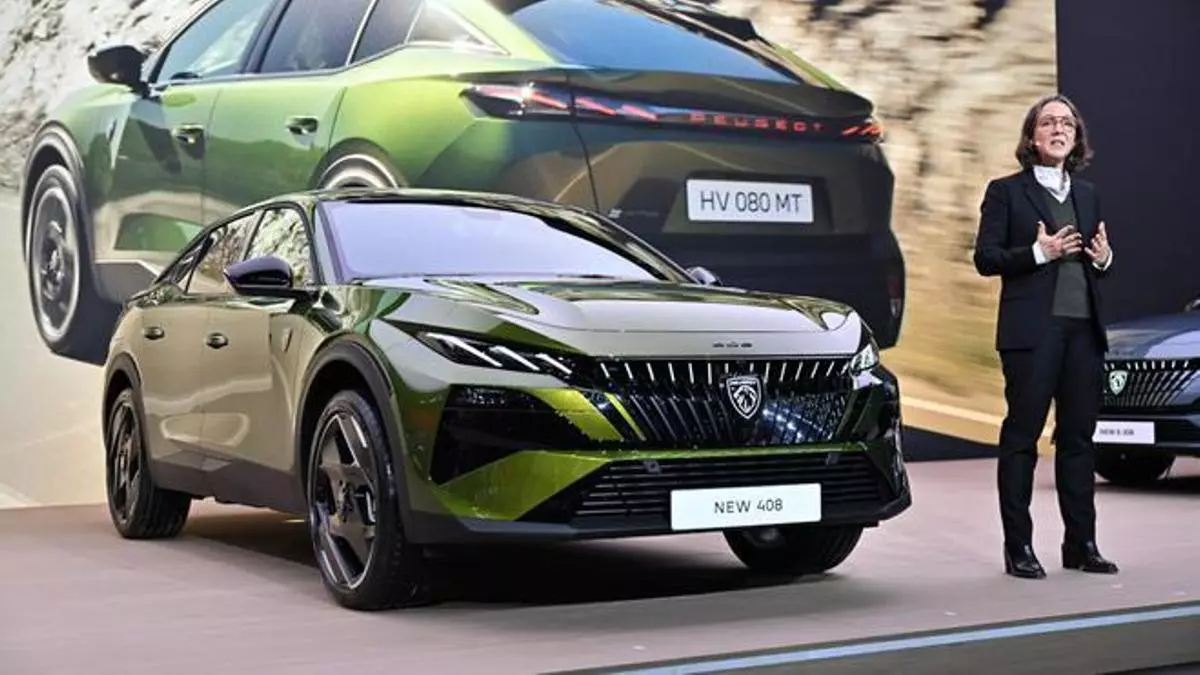 El Peugeot 408 se presenta en Bruselas con retoques de diseño, mejoras tecnológicas y un nuevo E-408 eléctrico