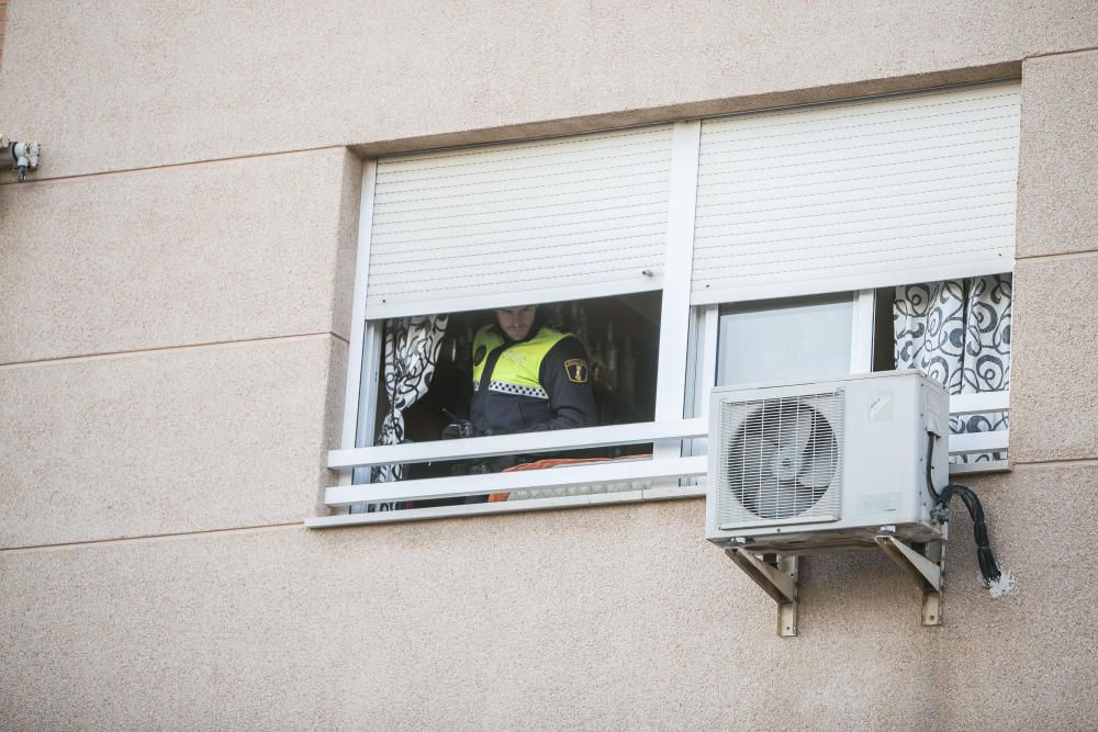 Herida una mujer al caer al vacío mientras limpiaba en su casa de Alicante.