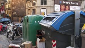 Contenedores de reciclaje de basura.