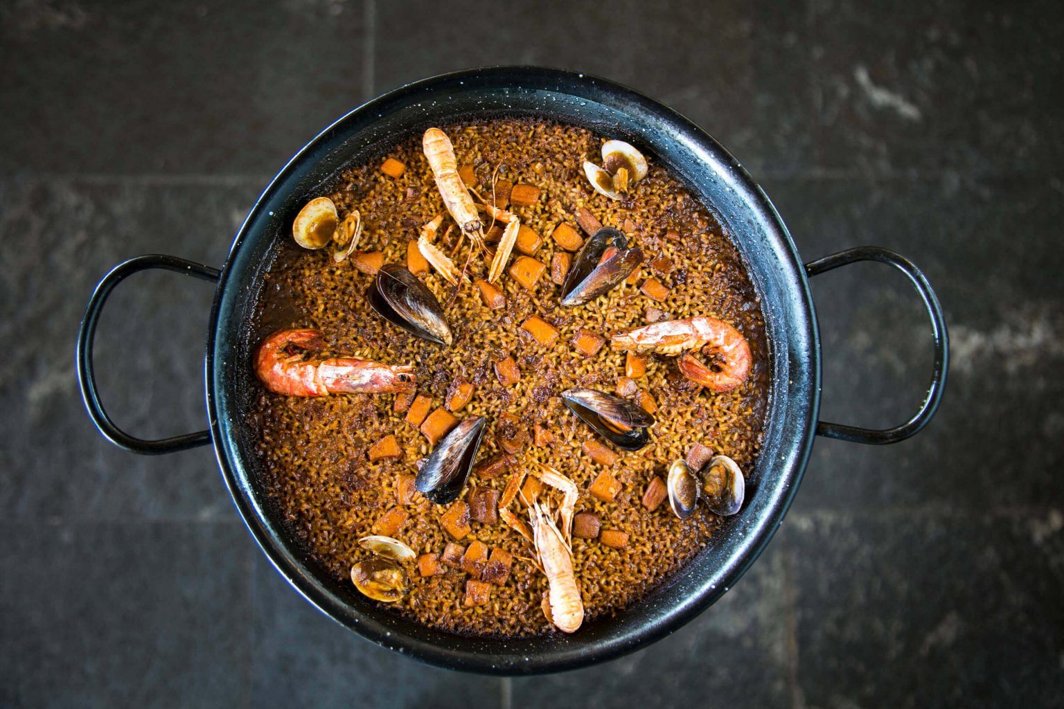 Así se hace la exitosa paella de marisco de Arenal