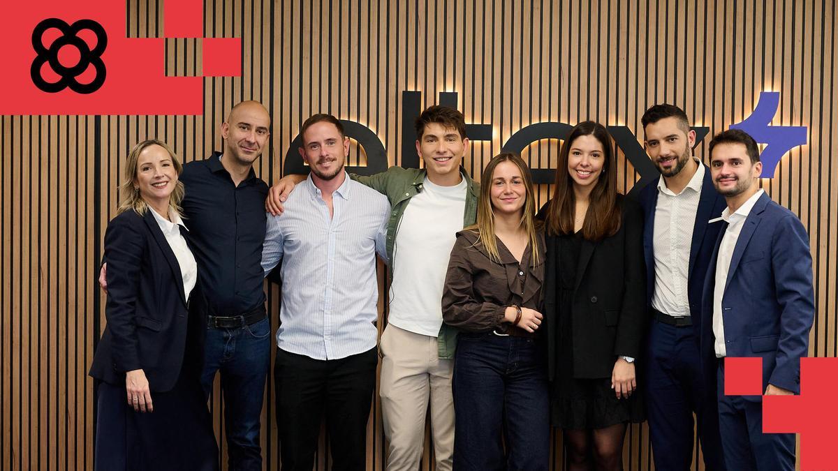 Parte del equipo de Eltex, con Charles Deknudt (cuarto por la izquierda) en el centro