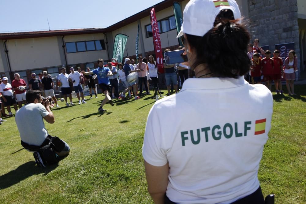 Primer campeonato de "futgolf" en Asturias.