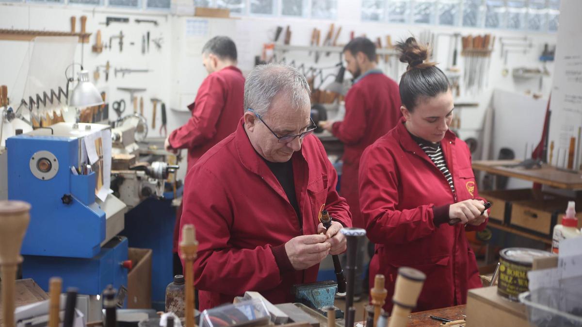 Traballos no obradoiro de gaitas Seivane en Cambre