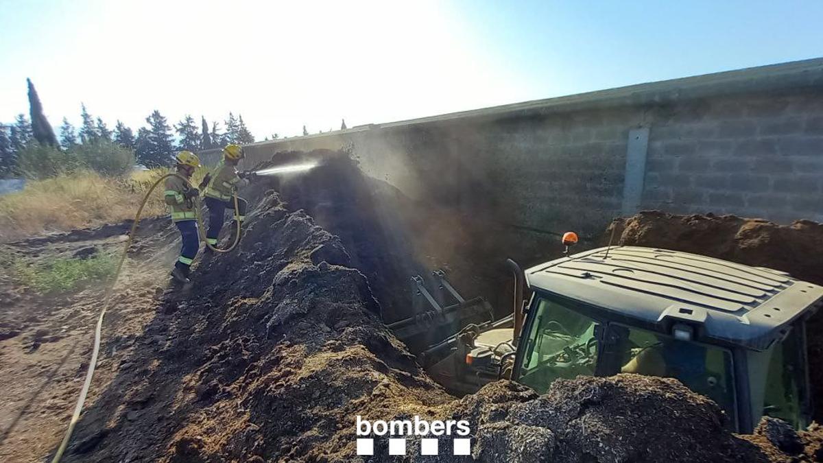Els Bombers sufoquen el fum que sortia del dipòsit, a Garriguella.