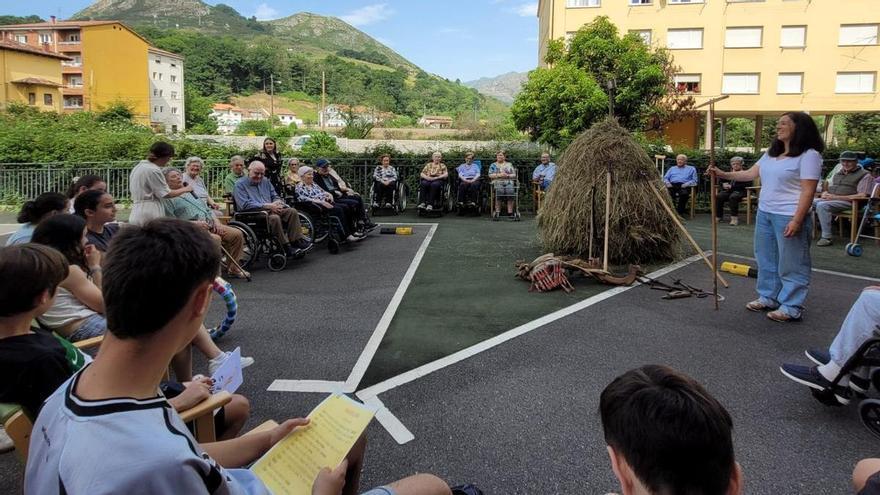Mayores y jóvenes en sintonía: encuentro entre estudiantes y residentes en Arriondas: &quot;Fue una experiencia gratificante y enriquecedora&quot;