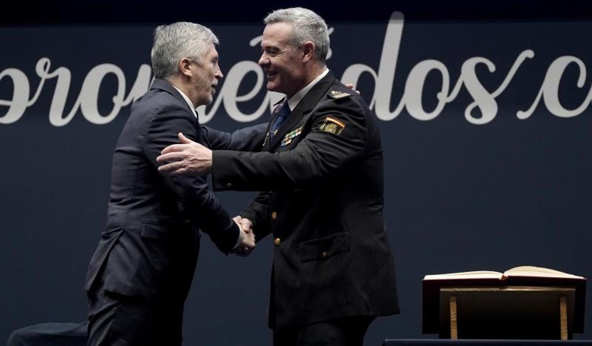 El ministro del Interior, Fernando Grande-Marlska, abraza al nuevo DAO de la Policía Nacional