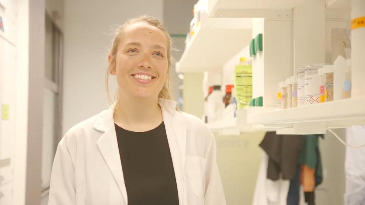 Adriana R. Kyvik capitanea la investigación en los laboratorios de B'Zeos en Barcelona.