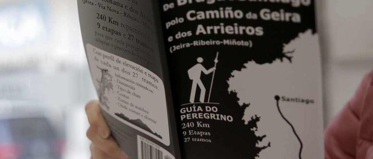 Guía do Peregrino en gallego y en blanco y negro de Da Barreira y Malheiro. // Bernabé / Miguel Bernabé